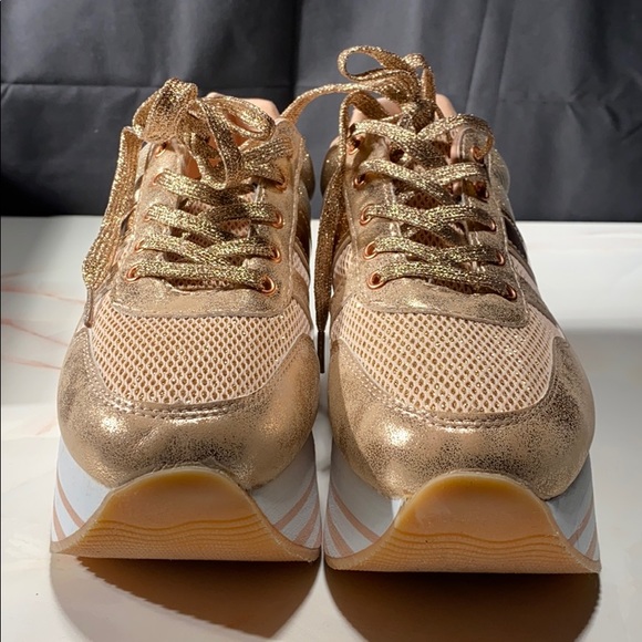 Sneakers - Picture 2 of 7